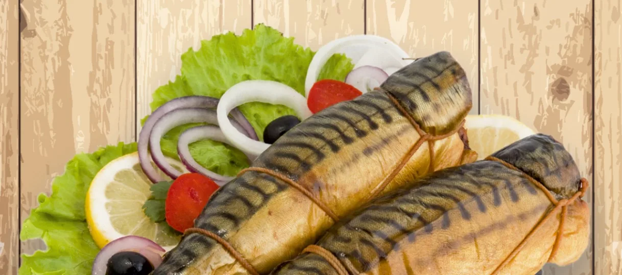 Скумбрия горячего копчения, перевязанная бечёвкой, с овощами и лимоном